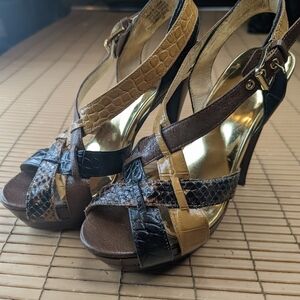 Michael Kors women's sz 7M platform sandal 4.5" heels. Black and brown leather.